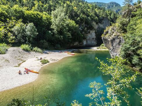 Camping en bord de rivière dans le Var